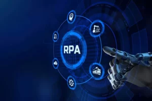 Mano de robot apretando un botón de RPA, representando la automatización y la necesidad de soporte eficiente.